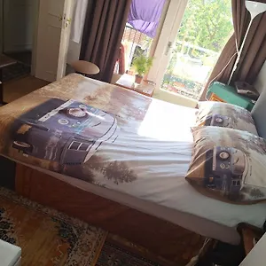 Homey Budget Bedroom Habitación en casa particular